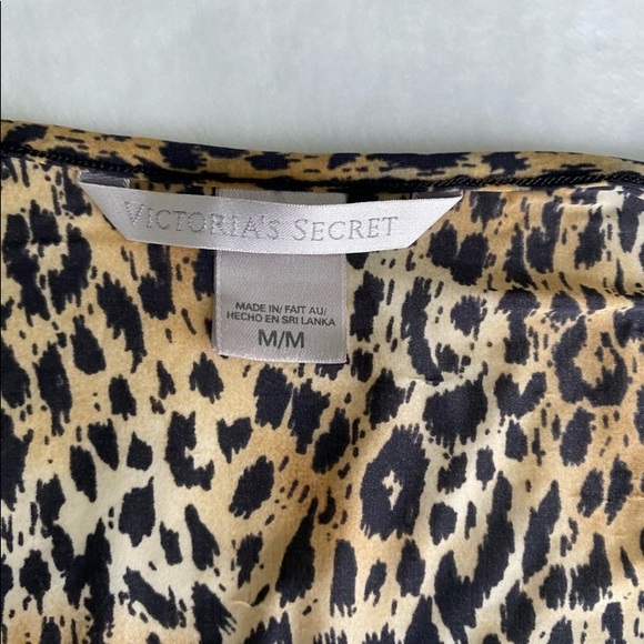 Victoria's Secret. Sexy Animal Print
Slip Dress. Size M - Picture 7 of 11